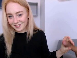 Magnifique camgirl blonde et son mec posant sur webcam. Amateur
