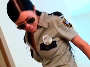 Cette salope de flic sexy en bas résille et uniforme de police