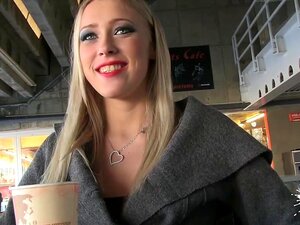 En quête d'une mignonne russe, Dolly Teena est en vacances mais a