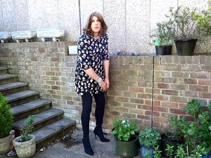Alison en cuissardes - Se branler encore une fois dans le jardin
