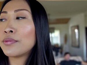 La belle-mère asiatique américaine se faufile sur la personne qui se