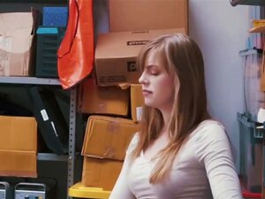 Superbe petite salope se déshabille et baise pour ne pas aller en