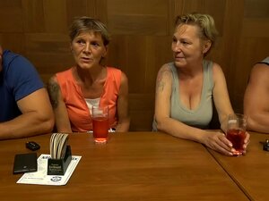 Une Femme Plus Âgée Échangeant son Petit Ami