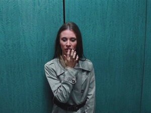 Petite mignonne avale du sperme. Petite mignonne suce et chevauche du