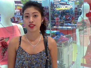 Une Filipina avec une petite chatte serrée lui montre cette maigreur.