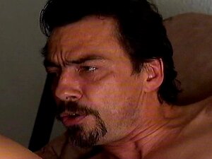 Vieille maman folle se fait baiser dur et prend une éjaculation