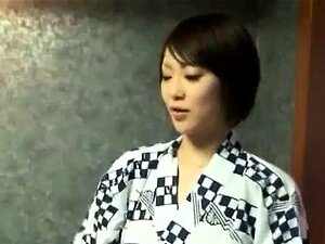 Un modèle AV japonais frotte une bite à travers le mur