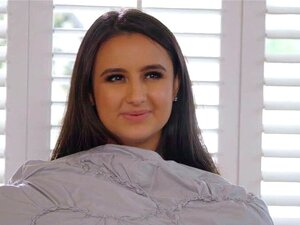 Une MILF lesbienne lèche la babysitter et sa copine. Une MILF