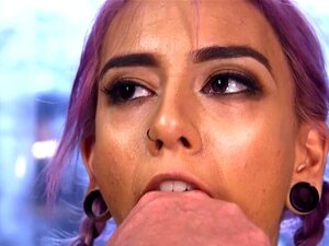 Membres verrouillés, la mignonne fait une giclée. Membres