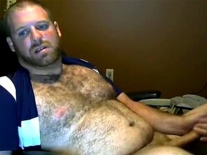 Comely poof se branle dans la chambre d'amis et se tire dessus devant