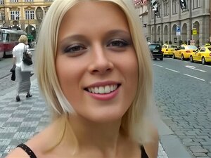 Visite Exclusive de Prague avec un Chat Doux Blond Excité et un Soin