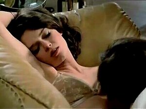 Gabrielle Drake Seins, Scène Bush dans Il y a une mignonne dans ma