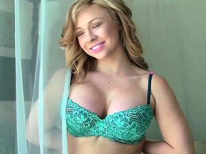 Katerina Kay montre ce joli cul