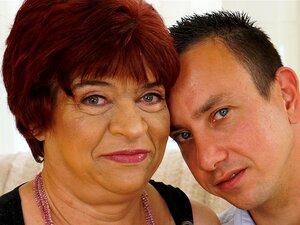 Mamie adore chevaucher une nouvelle bite