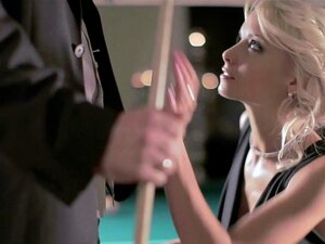 Une blonde délicate donne une pipe magistrale, une blonde délicate