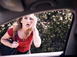 Femme ramassée suçant une bite d'inconnu pour se libérer. La femme