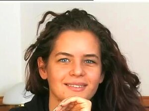 Venez voir Patricia Smet, une irrésistible brune de 19 ans, se faire