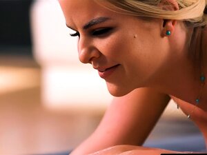 Une Masseuse Blonde Bien Roulée Aime Le Sexe Oral Creampie