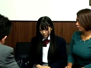 Une mignonne japonaise en uniforme d'écolière déshabillée