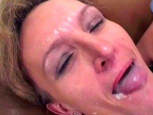 Mamie aime le sexe facial et anal. La belle mature aime les