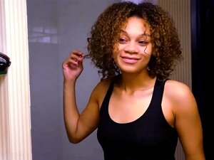 Un agent de casting baise et éjacule sur une belle mignonne ébène