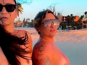 Des MILFs bien en chair profitent du sexe lesbien et d'un trio chaud