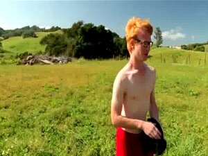 Petit twink se fait sucer avec une éjac faciale