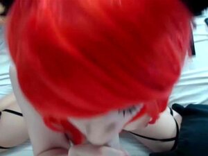 Un cosplay rouge suce un gode et se doigte POUR PLUS !