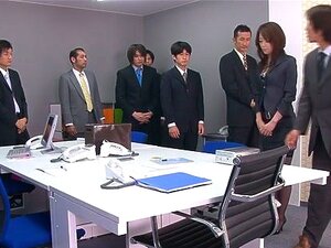 La salope japonaise la plus chaude Maki Hojo dans une scène hardcore