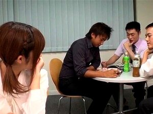 Yumi Maeda commence à baiser avec ses collègues de travail