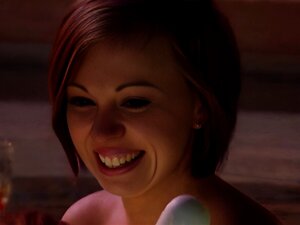 Femme échangiste mature flirte et embrasse une autre milf échangiste