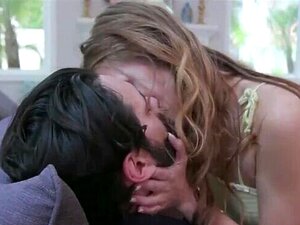 La belle-fille mignonne baise son beau-père pour apprendre une leçon