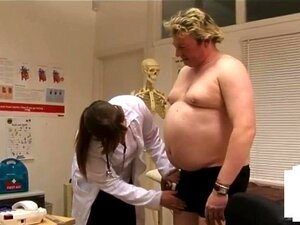 Une patiente à petite bite se fait branler par des infirmières