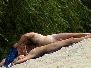 Une nouvelle expérience du couple audacieux sur la plage nudiste,