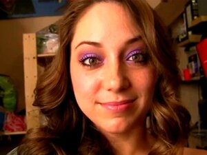 Découvrez le charme séduisant de Remy LaCroix dans cette vidéo