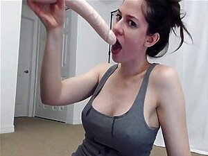 Acte de gorge sur un jouet sexuel de 30 cm, imagine ce gros nichons,
