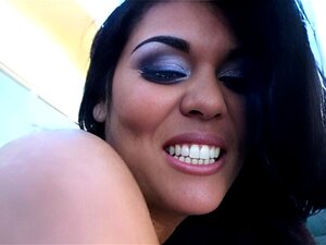 Salope accro à la bite latine fait une pipe à cette bite dure