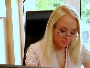 Une secrétaire blonde chaude se fait baiser hardcore par son vieux