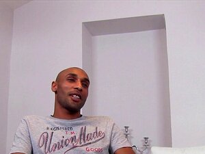 Un rappeur noir à grosse bite baise une agente. Une agente