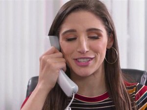 Trois nanas baisent dans la chaleur du moment. Alors qu'Abella pense