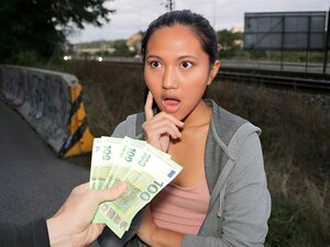 Un agent goûte à sa première chatte asiatique
