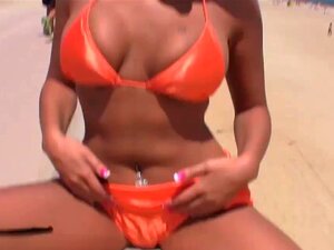 Wench Natalia Zeta prend une giclée de sperme sur son visage chaud,