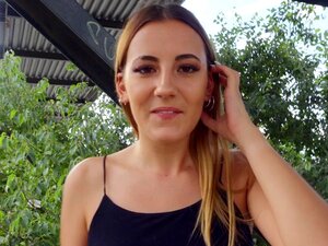 La belle fille Gala Anguita twerke sur une bite en public