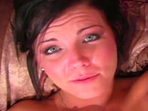 Vue géniale sur les lèvres de la chatte. Lèvres de chatte pulpeuses