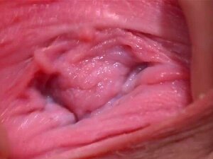 Une coquine tchèque déjantée ouvre sa vulve délicieuse à la spe.