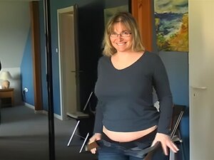 Une mature bien en chair se déshabille et se masturbe dans la chambre