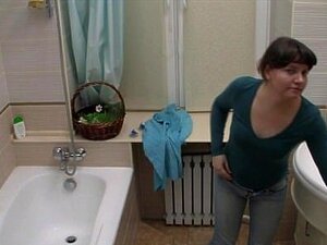 Une nana se filme en train de devenir cochonne dans la salle de bain