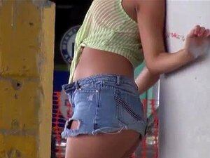 Petite salope suce et avale