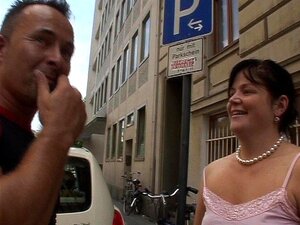 Un mec tire une nana de la rue et la baise dans une voiture