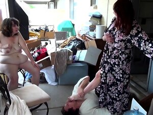 Mamie salope jouit sur ses pieds